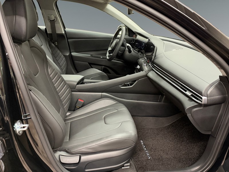 2026 Hyundai Elantra Luxury IVT
