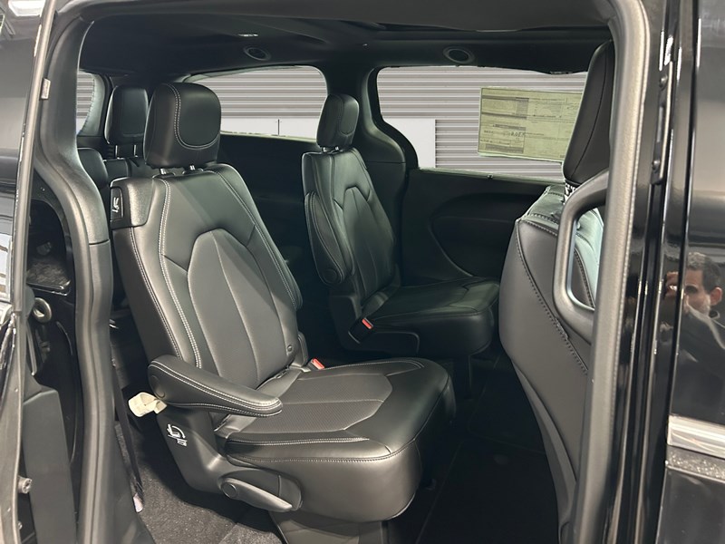 2025 Chrysler Pacifica Select FWD